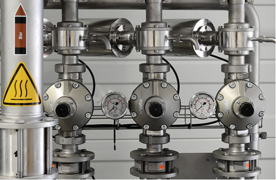 集中进行供热热源主要包括公司热电联产的电厂、集中锅炉房、工业企业与其他余热、地热、核能、太阳能、热泵等，亦可是由几种不同热源共同发展组成的多热源联合供热管理系统