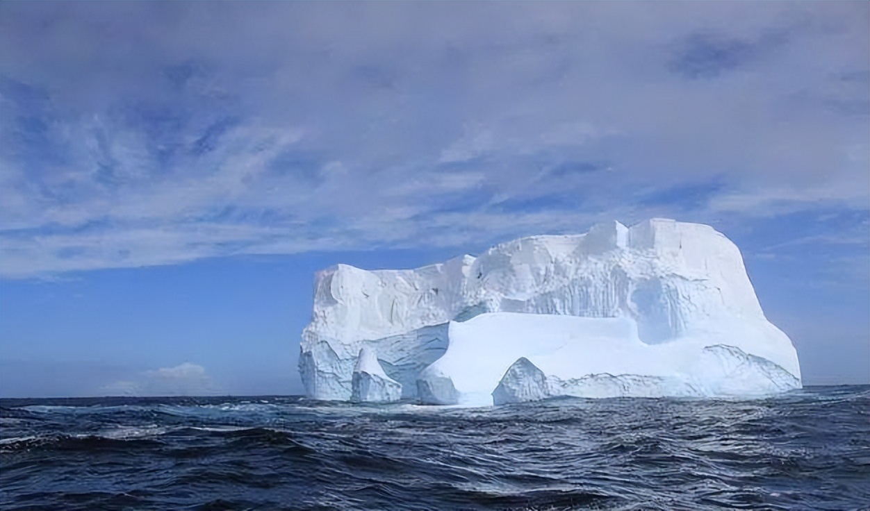 陵兰冰盖是覆盖世界最大岛屿格陵兰岛的冰盖，也是世界第二大冰盖