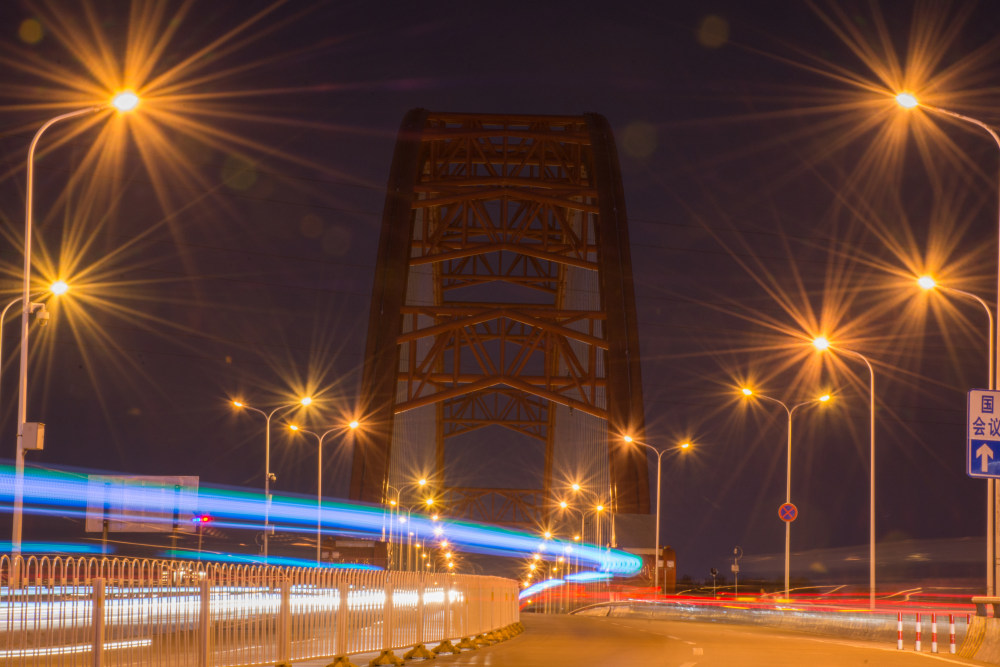 智慧灯杆：大规模集成智能解决方案