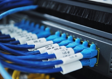 如何有效管理主机托管数据中心硬件？